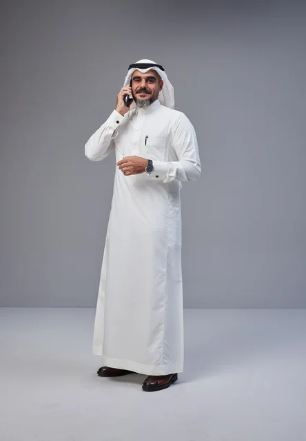 رجل سعودي بالزي التقليدي يتحدث عبر الهاتف