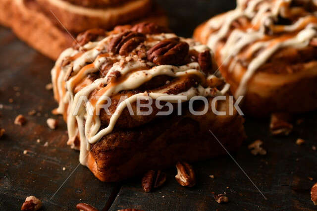 صورة مقربة للفائف القرفة اللذيذة، لفائف السينابون، معجنات، مخبوزات طازجة، لفائف الحلوى الشهية