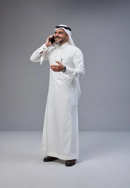 رجل سعودي بالزي التقليدي يتحدث بالهاتف في الاستوديو