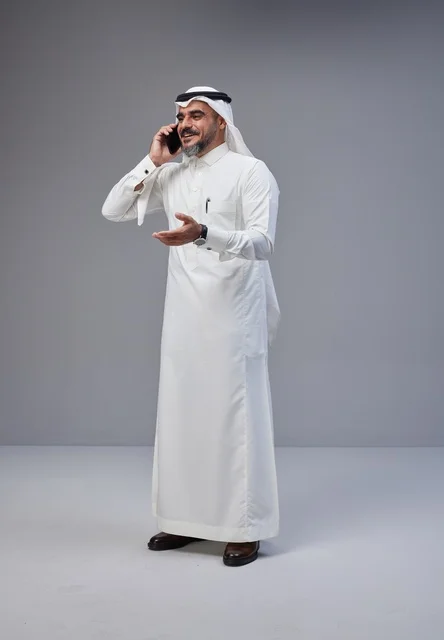 رجل سعودي بالزي التقليدي يتحدث عبر الهاتف