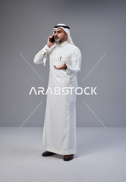 رجل سعودي بالزي التقليدي يتحدث عبر الهاتف