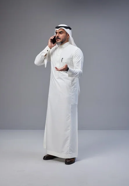 رجل سعودي بالزي التقليدي يتحدث عبر الهاتف