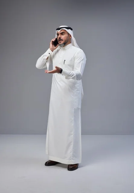 رجل سعودي بالزي التقليدي يتحدث عبر الهاتف