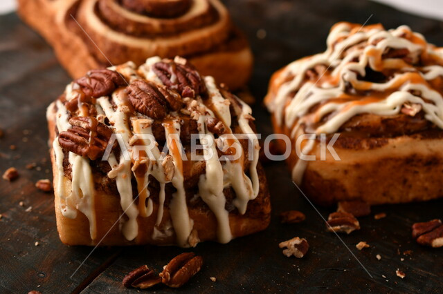 صورة مقربة للفائف القرفة اللذيذة، لفائف السينابون، معجنات، مخبوزات طازجة، لفائف الحلوى الشهية