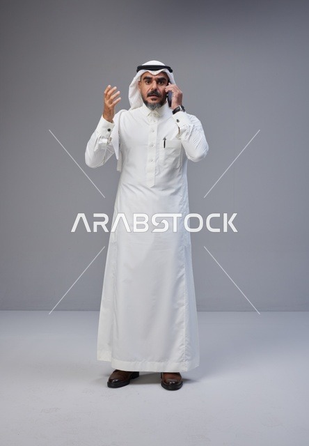 رجل سعودي يتحدث بالهاتف في الاستوديو