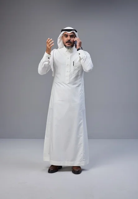 رجل سعودي يتحدث بالهاتف في الاستوديو