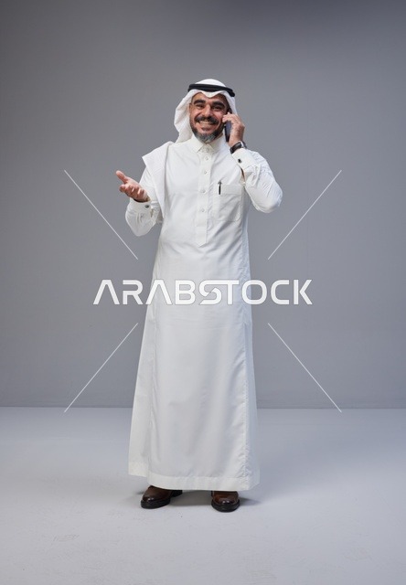 رجل سعودي بالزي التقليدي يتحدث عبر الهاتف