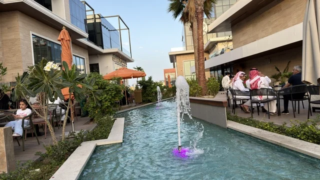 مجمع جراند هاوس ممرات مائية ونوافير