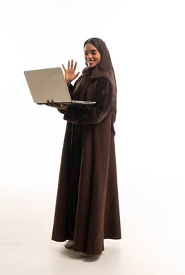 امرأة سعودية تحمل لابتوب وتلوح بخلفية بيضاء
