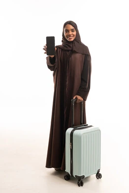 امرأة سعودية مع حقيبة سفر وهاتف ذكي تصوير استوديو