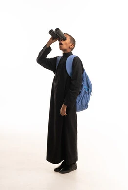 طفل سعودي بالثوب الأسود يحمل منظاراً