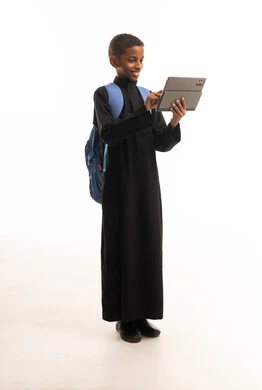 طالب سعودي بالثوب الأسود يستخدم جهاز لوحي رقمي