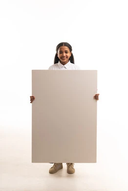 طالبة سعودية بالزي المدرسي تحمل لوحة بيضاء فارغة