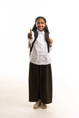 طالبة سعودية بحقيبة ظهر تعطي علامة الإعجاب