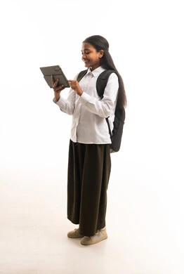 طالبة سعودية تستخدم جهاز لوحي بخلفية بيضاء