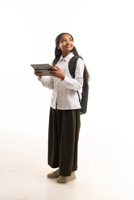 طالبة سعودية تحمل جهازاً لوحياً وحقيبة مدرسية