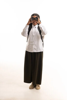 طالبة سعودية مع منظار على خلفية بيضاء