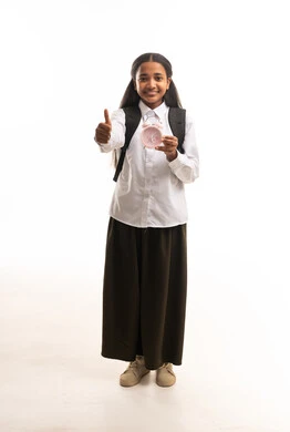 طالبة سعودية بالزي المدرسي تحمل منبهاً وردياً