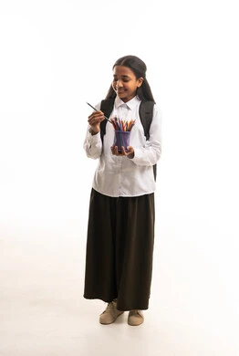 طالبة سعودية مع أقلام تلوين على خلفية بيضاء