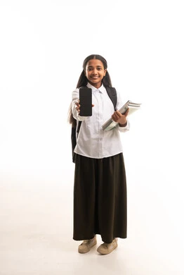 طالبة سعودية تظهر شاشة الهاتف الذكي مع كتب مدرسية