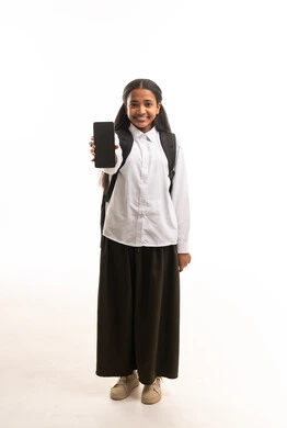 طالبة سعودية تحمل هاتف ذكي أمام خلفية بيضاء
