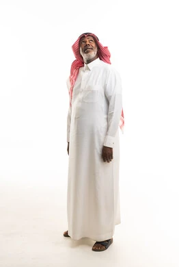 رجل سعودي مسن يرتدي الثوب التقليدي وينظر للأعلى