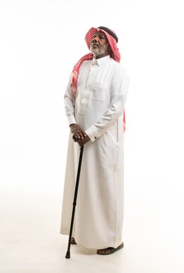 رجل سعودي مسن بالزي التقليدي مع عصا مشي