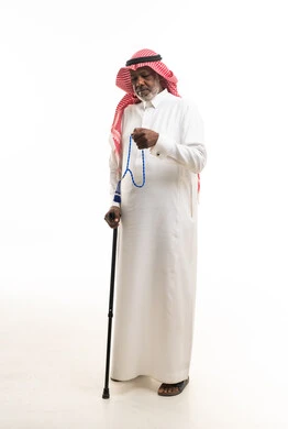 رجل سعودي مسن مع عكاز وسبحة بزي تقليدي