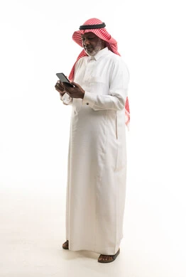 رجل سعودي مسن يستخدم الهاتف الذكي في الاستوديو