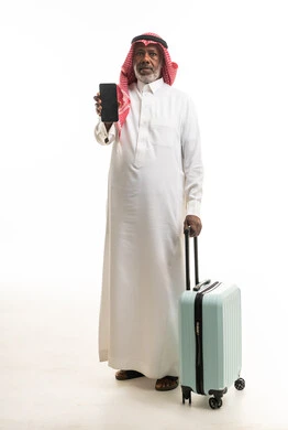 رجل سعودي مع حقيبة سفر يحمل هاتف محمول