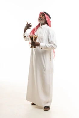 رجل سعودي مسن يحمل مبخرة تقليدية بخلفية بيضاء