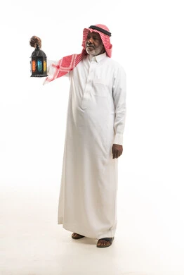 رجل سعودي يمسك فانوس رمضان بخلفية بيضاء