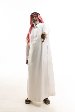 رجل سعودي مسن يشير بعدم الإعجاب باللباس التقليدي