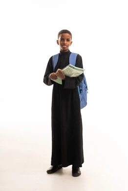 طالب سوداني بالثوب الأسود وحقيبة مدرسية