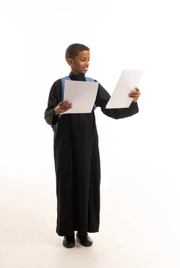 طالب سعودي بالثوب الأسود يحمل أوراق دراسية