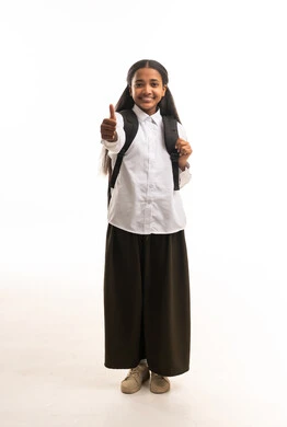 طالبة سعودية بالزي المدرسي مع إيماءة الإبهام