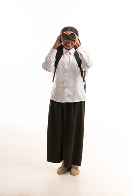 طالبة سعودية بالزي المدرسي مع منظار خلفية بيضاء