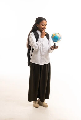 طالبة مدرسة سعودية تحمل مجسم الكرة الأرضية بخلفية بيضاء