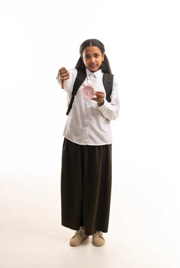 طالبة سعودية مع منبه وإشارة عدم الرضا