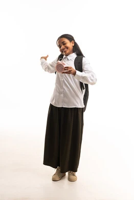 طالبة سودانية مبتسمة مع منبه وردي على خلفية بيضاء