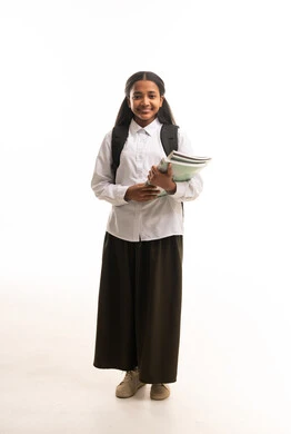طالبة سعودية بالزي المدرسي على خلفية بيضاء