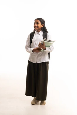طالبة سعودية تحمل دفاتر مدرسية خلفية بيضاء