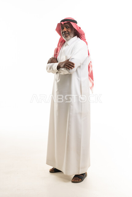 رجل سعودي بالزي التقليدي على خلفية بيضاء