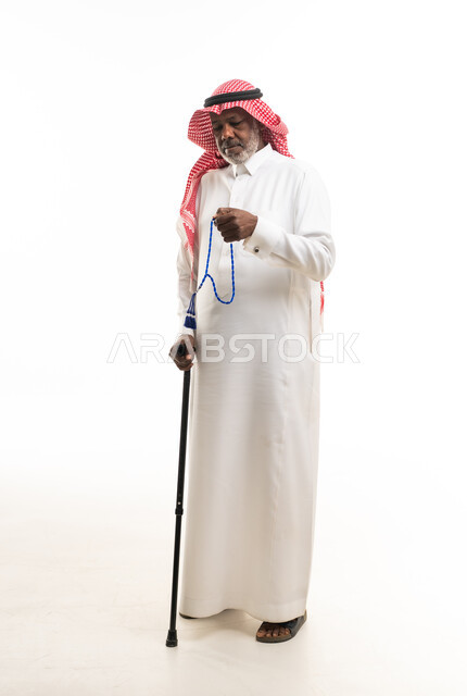 رجل سعودي مسن بالثوب والشماغ التقليدي