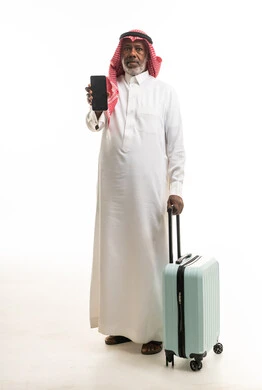 رجل سعودي مع حقيبة سفر وهاتف ذكي خلفية بيضاء