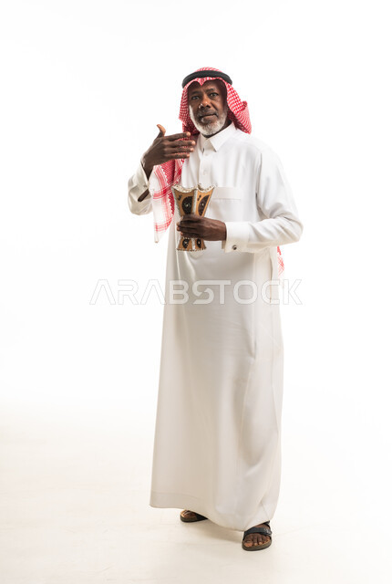 رجل سعودي مسن يحمل مبخرة بخور تقليدية