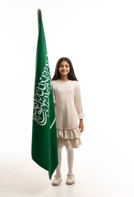 فتاة سعودية مع العلم الوطني على خلفية بيضاء