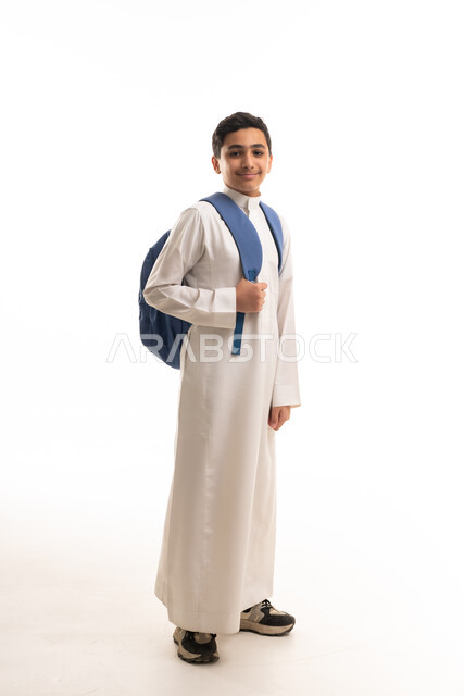 طالب سعودي بالثوب التقليدي مع حقيبة ظهر