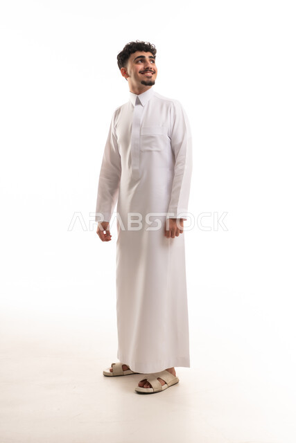 رجل سعودي بالثوب الأبيض التقليدي في استوديو