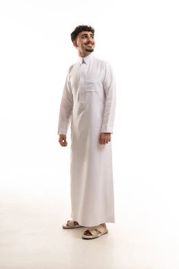 رجل سعودي بالثوب الأبيض التقليدي في استوديو